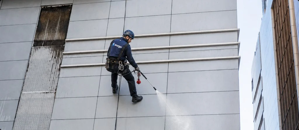 Fassadenreinigung an einem Gewerbegebäude in Stuttgart