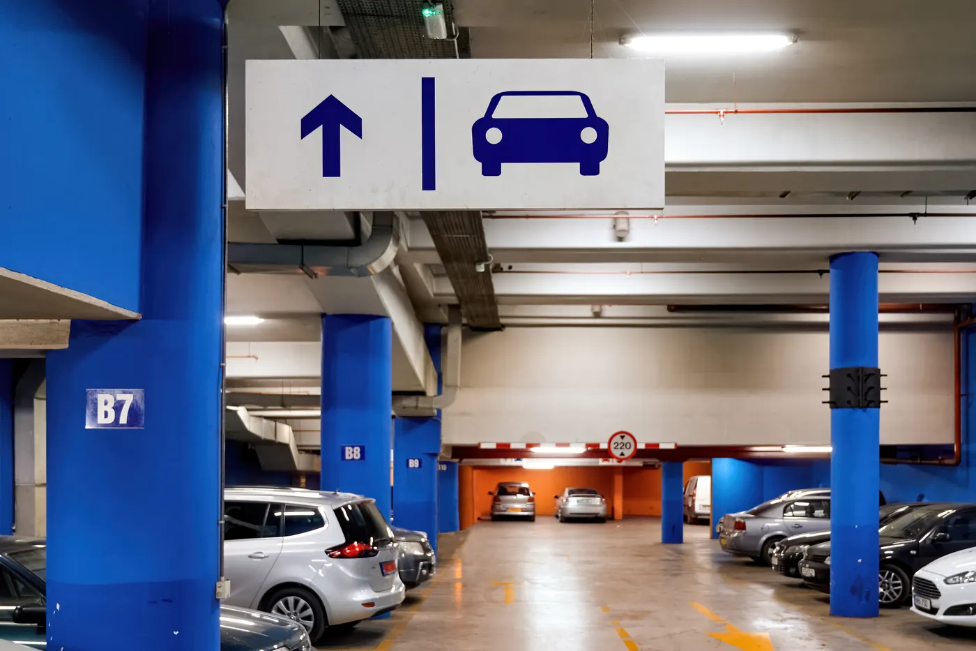 Reinigung einer Tiefgarage mit Fahrflächen und Markierungen